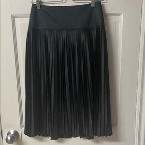 Uniqlo black satin pleated skirt women’s size 0